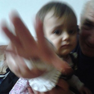 Aurela mit ihrem Opa