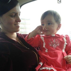 Aurela mit ihrer Mutter Kosovare Haliti
