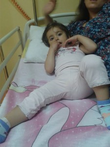 Aurela im Krankenhausbett
